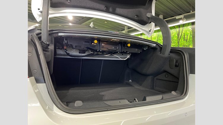 2016 認定中古車 Jaguar XE Fuji White 2WD R-スポーツ