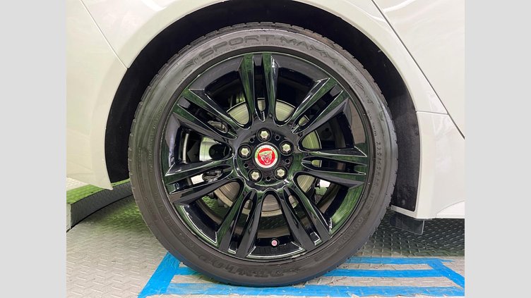 2016 認定中古車 Jaguar XE Fuji White 2WD R-スポーツ