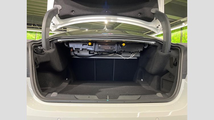 2016 認定中古車 Jaguar XE Fuji White 2WD R-スポーツ