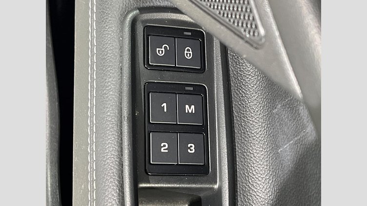 2016 認定中古車 Jaguar XE Fuji White 2WD R-スポーツ