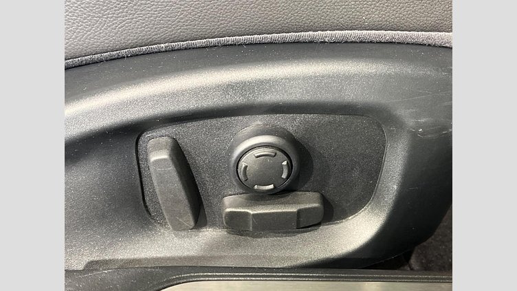 2016 認定中古車 Jaguar XE Fuji White 2WD R-スポーツ