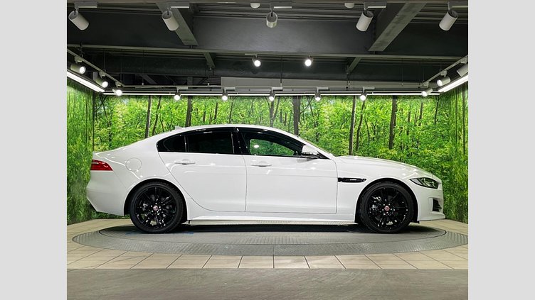 2016 認定中古車 Jaguar XE Fuji White 2WD R-スポーツ