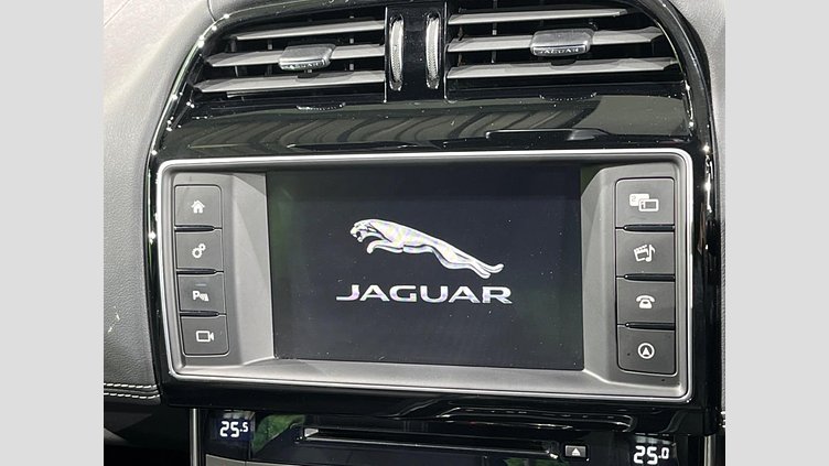 2016 認定中古車 Jaguar XE Fuji White 2WD R-スポーツ