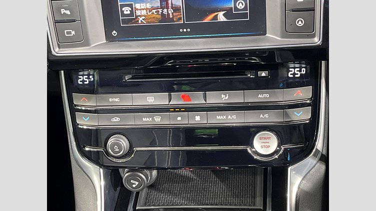 2016 認定中古車 Jaguar XE Fuji White 2WD R-スポーツ