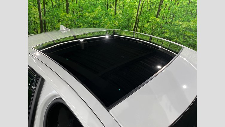 2016 認定中古車 Jaguar XE Fuji White 2WD R-スポーツ