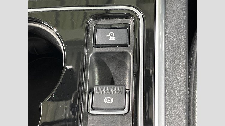 2016 認定中古車 Jaguar XE Fuji White 2WD R-スポーツ