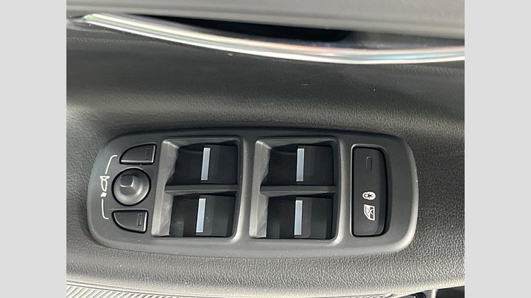 2016 認定中古車 Jaguar XE Fuji White 2WD R-スポーツ