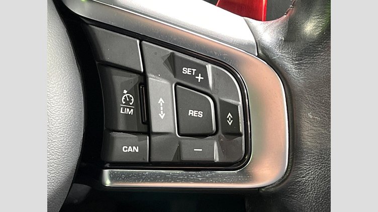 2016 認定中古車 Jaguar XE Fuji White 2WD R-スポーツ