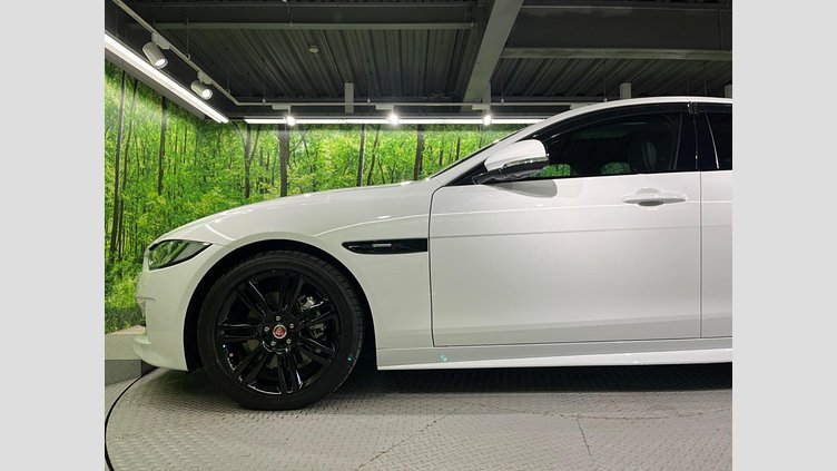 2016 認定中古車 Jaguar XE Fuji White 2WD R-スポーツ