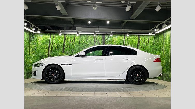 2016 認定中古車 Jaguar XE Fuji White 2WD R-スポーツ