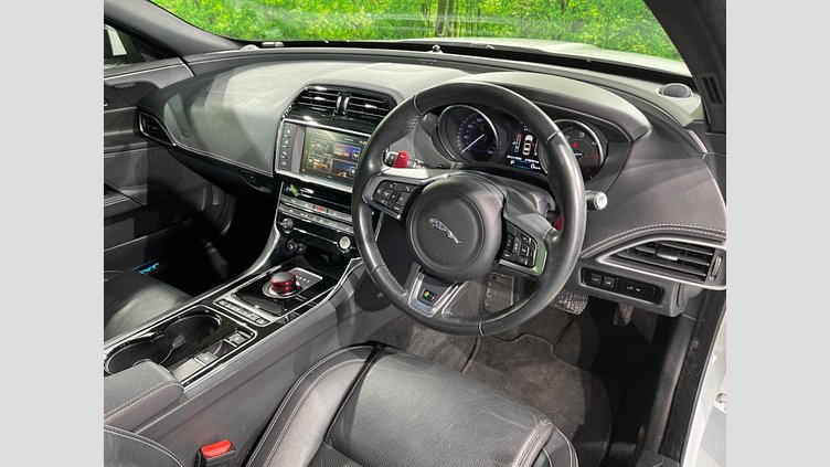 2016 認定中古車 Jaguar XE Fuji White 2WD R-スポーツ