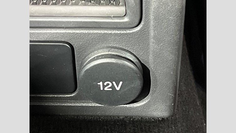 2016 認定中古車 Jaguar XE Fuji White 2WD R-スポーツ