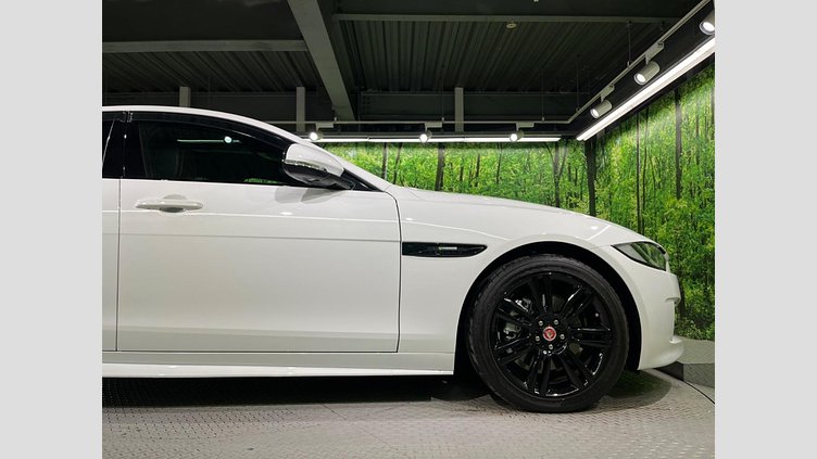 2016 認定中古車 Jaguar XE Fuji White 2WD R-スポーツ