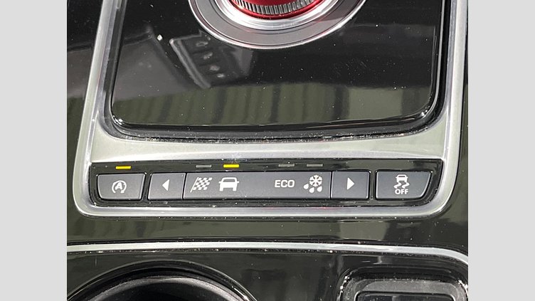 2016 認定中古車 Jaguar XE Fuji White 2WD R-スポーツ