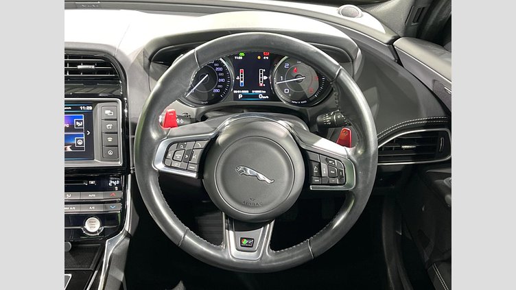 2016 認定中古車 Jaguar XE Fuji White 2WD R-スポーツ