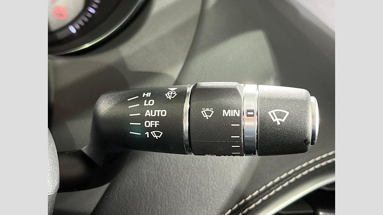 2016 認定中古車 Jaguar XE Fuji White 2WD R-スポーツ