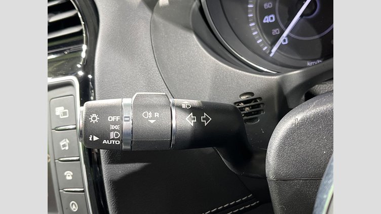 2016 認定中古車 Jaguar XE Fuji White 2WD R-スポーツ