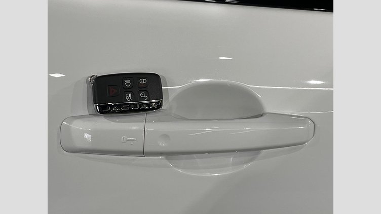 2016 認定中古車 Jaguar XE Fuji White 2WD R-スポーツ