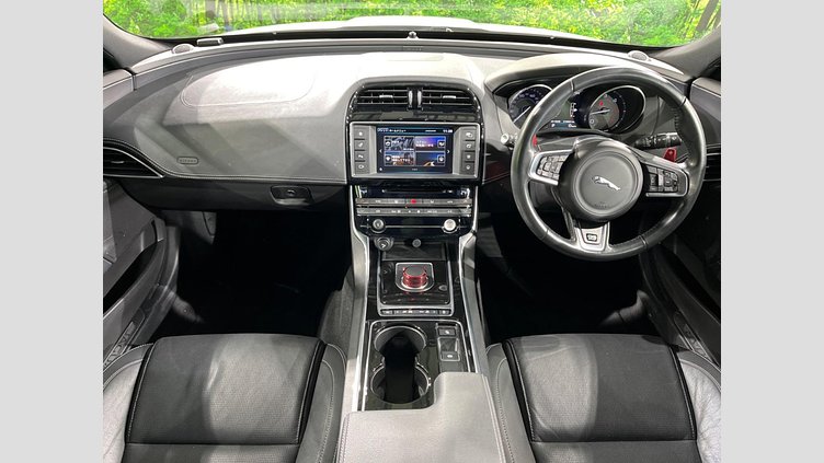 2016 認定中古車 Jaguar XE Fuji White 2WD R-スポーツ