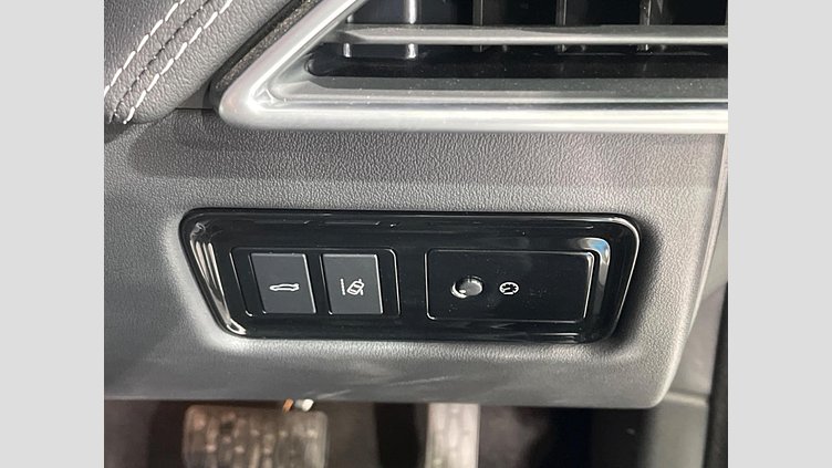 2016 認定中古車 Jaguar XE Fuji White 2WD R-スポーツ