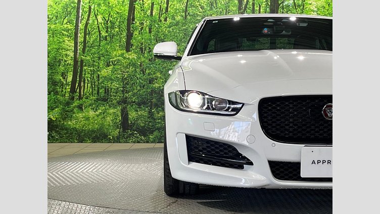 2016 認定中古車 Jaguar XE Fuji White 2WD R-スポーツ