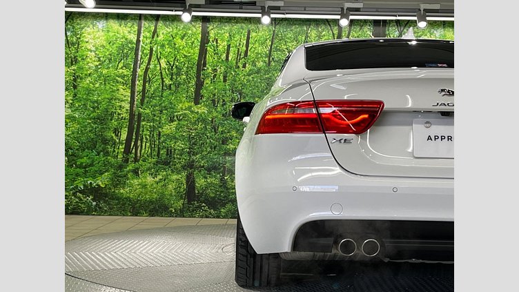 2016 認定中古車 Jaguar XE Fuji White 2WD R-スポーツ
