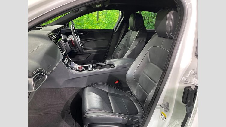 2016 認定中古車 Jaguar XE Fuji White 2WD R-スポーツ