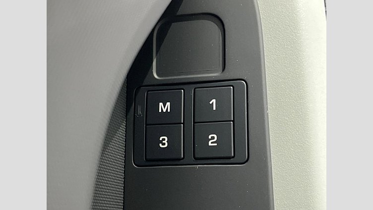 2022 認定中古車 Land Rover Defender 110 フジホワイト D300 AWD（AT） X-DYNAMIC HSE