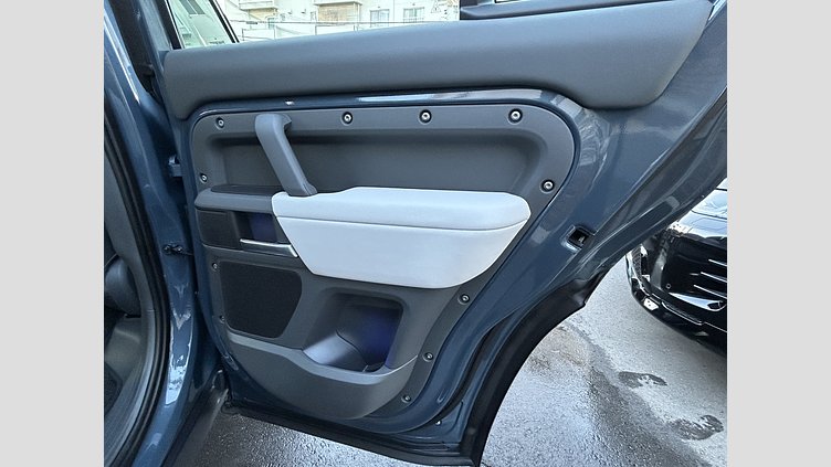 2024 認定中古車 Land Rover Defender 110 タスマンブルー P300 ガソリン X-Dynamic SE