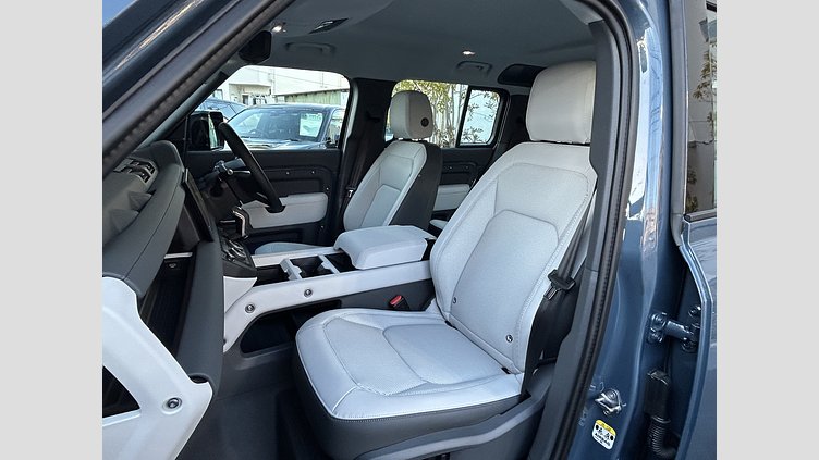 2024 認定中古車 Land Rover Defender 110 タスマンブルー P300 ガソリン X-Dynamic SE