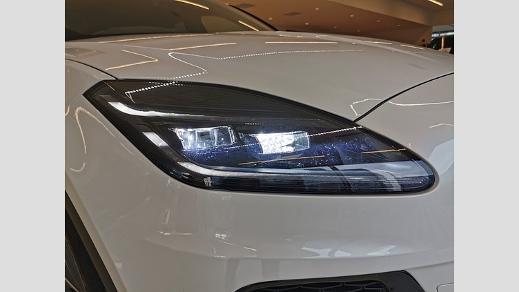 2024 認定中古車 Jaguar E-Pace オストゥーニパールホワイト D200マイルドハイブリッド（ディーゼル） R-DYNAMIC SE