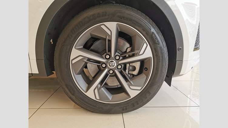 2024 認定中古車 Jaguar E-Pace オストゥーニパールホワイト D200マイルドハイブリッド（ディーゼル） R-DYNAMIC SE