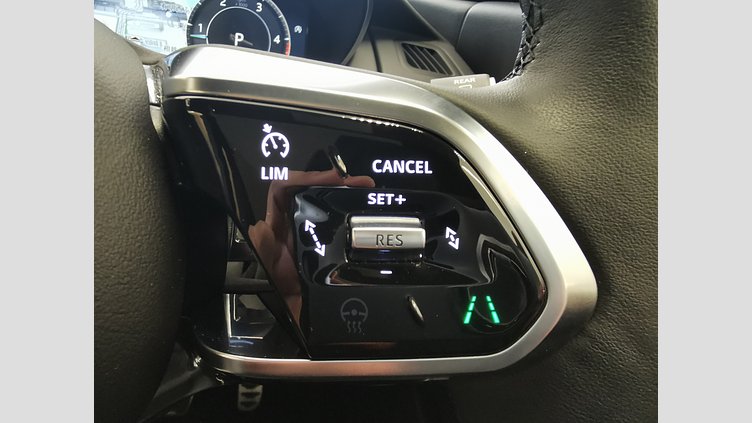 2024 認定中古車 Jaguar E-Pace オストゥーニパールホワイト D200マイルドハイブリッド（ディーゼル） R-DYNAMIC SE