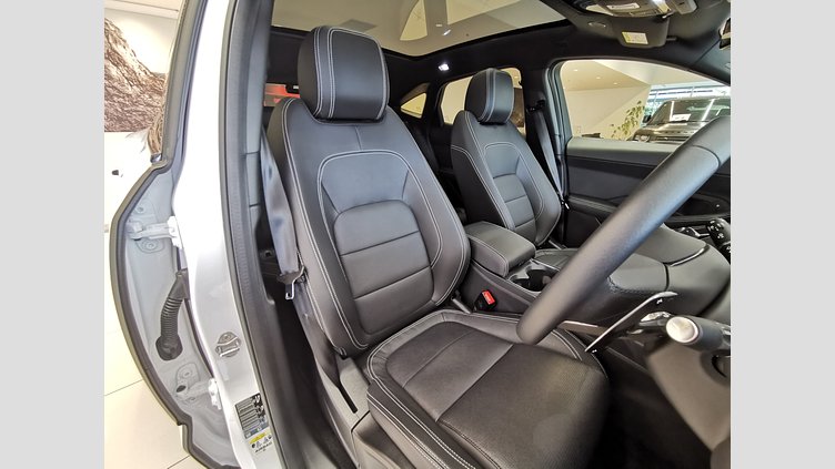 2024 認定中古車 Jaguar E-Pace オストゥーニパールホワイト D200マイルドハイブリッド（ディーゼル） R-DYNAMIC SE