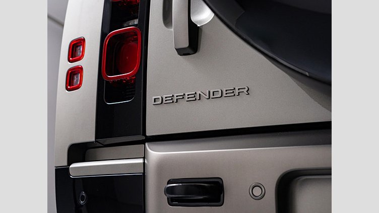 2024 認定中古車 Land Rover Defender 110 シリコンシルバー D350 ディーゼルマイルドハイブリッド X-Dynamic SE