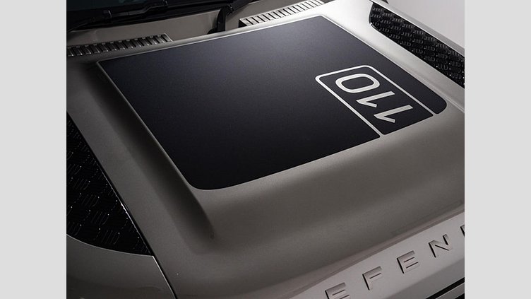 2024 認定中古車 Land Rover Defender 110 シリコンシルバー D350 ディーゼルマイルドハイブリッド X-Dynamic SE