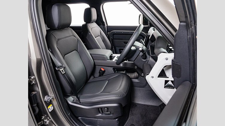 2024 認定中古車 Land Rover Defender 110 シリコンシルバー D350 ディーゼルマイルドハイブリッド X-Dynamic SE