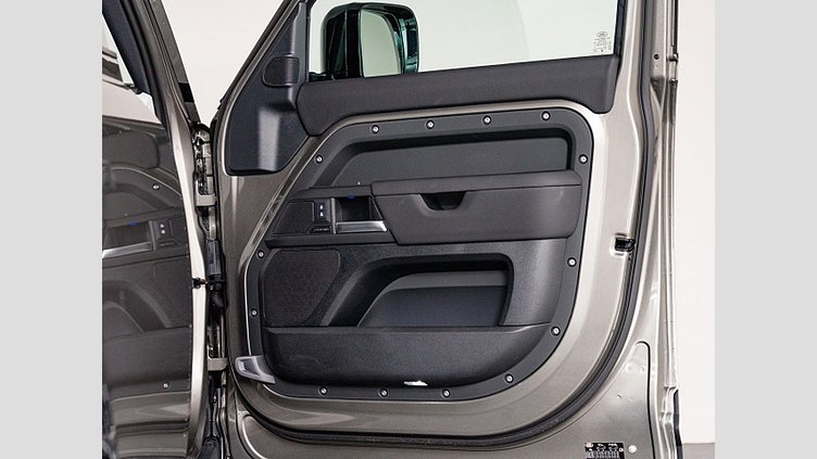 2024 認定中古車 Land Rover Defender 110 シリコンシルバー D350 ディーゼルマイルドハイブリッド X-Dynamic SE