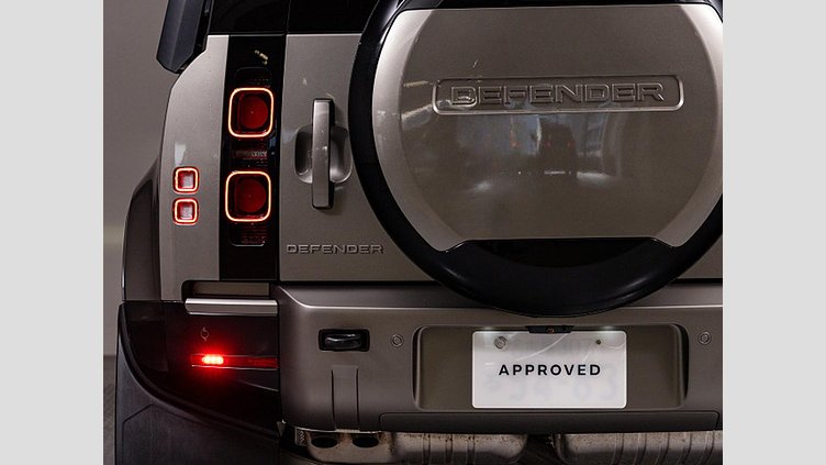 2024 認定中古車 Land Rover Defender 110 シリコンシルバー D350 ディーゼルマイルドハイブリッド X-Dynamic SE