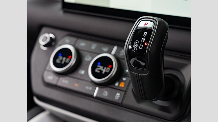 2024 認定中古車 Land Rover Defender 110 シリコンシルバー D350 ディーゼルマイルドハイブリッド X-Dynamic SE