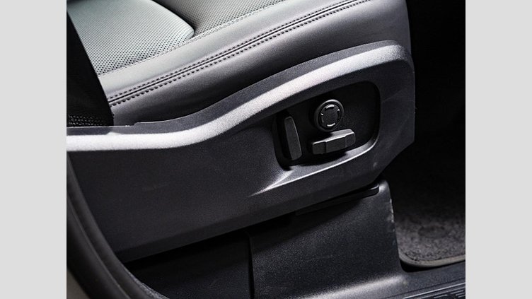 2024 認定中古車 Land Rover Defender 110 シリコンシルバー D350 ディーゼルマイルドハイブリッド X-Dynamic SE