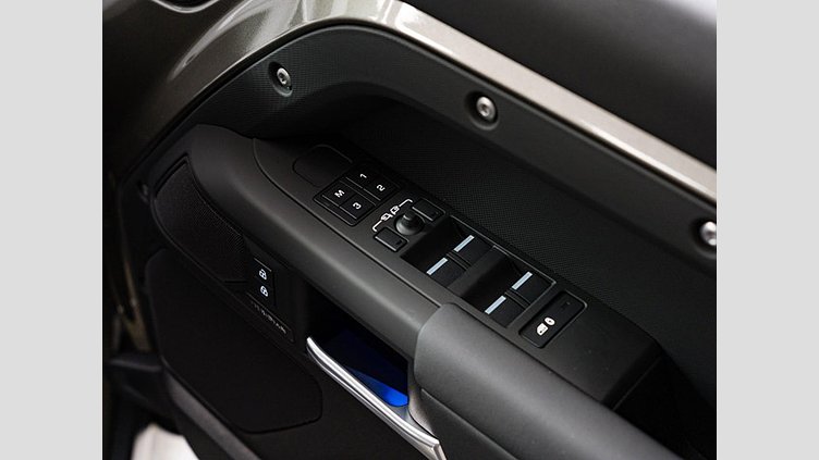 2024 認定中古車 Land Rover Defender 110 シリコンシルバー D350 ディーゼルマイルドハイブリッド X-Dynamic SE