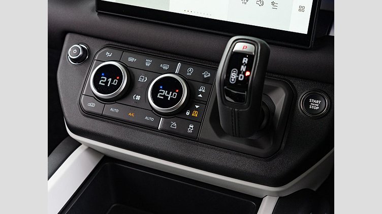 2024 認定中古車 Land Rover Defender 110 シリコンシルバー D350 ディーゼルマイルドハイブリッド X-Dynamic SE