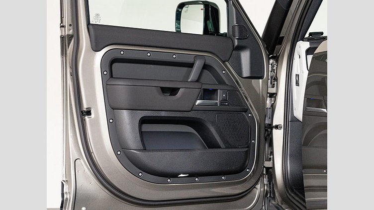 2024 認定中古車 Land Rover Defender 110 シリコンシルバー D350 ディーゼルマイルドハイブリッド X-Dynamic SE