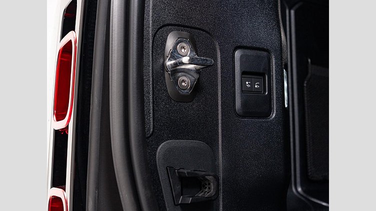 2024 認定中古車 Land Rover Defender 110 シリコンシルバー D350 ディーゼルマイルドハイブリッド X-Dynamic SE