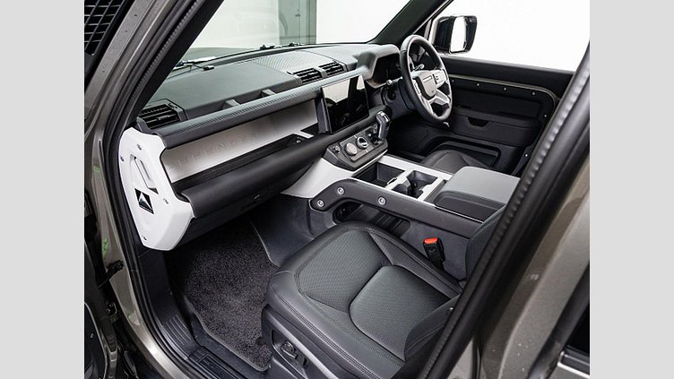 2024 認定中古車 Land Rover Defender 110 シリコンシルバー D350 ディーゼルマイルドハイブリッド X-Dynamic SE