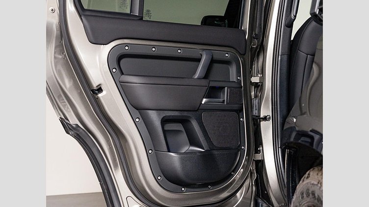 2024 認定中古車 Land Rover Defender 110 シリコンシルバー D350 ディーゼルマイルドハイブリッド X-Dynamic SE