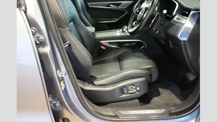 2021 認定中古車 Jaguar F-Pace アイガーグレイ D200 AWD（オートマチック）MHEV R-DYNAMIC SE