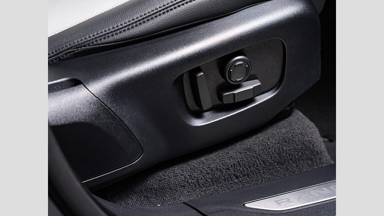 2024 認定中古車 Land Rover Range Rover Velar カルパチアングレイ P400eプラグインハイブリッド（ガソリン） スタンダードホイールベース Dynamic SE