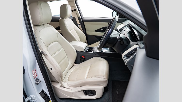 2018 認定中古車 Jaguar E-Pace ユーロン ホワイト D180 オートマチック全輪駆動 SE